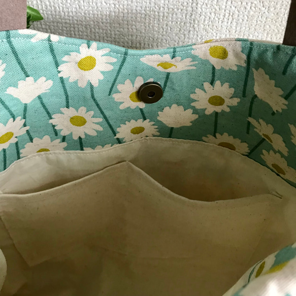 ペパーミントにマーガレットの花畑の丸いライントートバッグ 3枚目の画像