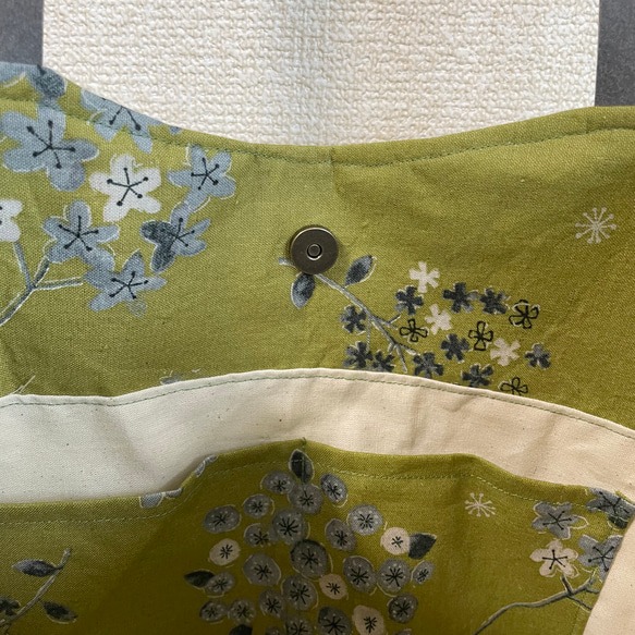 北欧柄　モスグリーン花柄丸いラインのトートバッグ 2枚目の画像