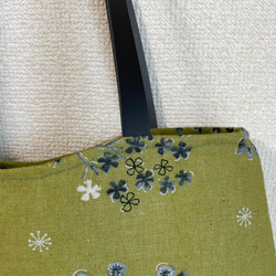 北欧柄　モスグリーン花柄丸いラインのトートバッグ 4枚目の画像