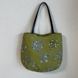 北欧柄　モスグリーン花柄丸いラインのトートバッグ 6枚目の画像
