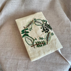 リネンにボタニカルの刺繍のブックカバー 4枚目の画像