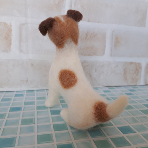 羊毛フェルト　ジャックラッセルテリア　おすわり ジャックラッセルテリアのカプリちゃん，今度はおすわりです