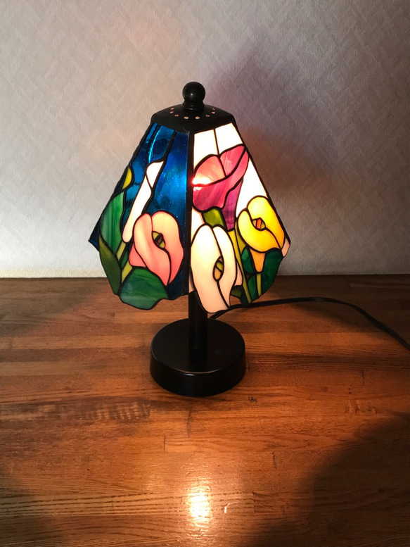 高級ステンドグラス　テーブルランプ（Lp-16,カラー花柄 スクエアシェード） 9枚目の画像