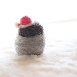 受注製作　濃いピンク帽子のネムネムペンギン(中) 羊毛フェルト 3枚目の画像