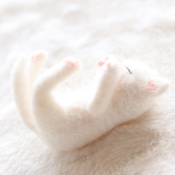 日光浴中の白猫さんの出来事　羊毛フェルト 4枚目の画像