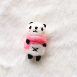 受注製作 ☆おへそありピンクのマフラーミニパンダ　ストラップ　羊毛フェルト 1枚目の画像