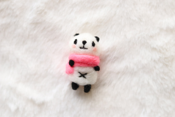 受注製作 ☆おへそありピンクのマフラーミニパンダ　ストラップ　羊毛フェルト 1枚目の画像