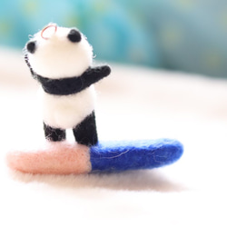 受注製作 夏のサーフィンパンダのストラップ　羊毛フェルト 1枚目の画像