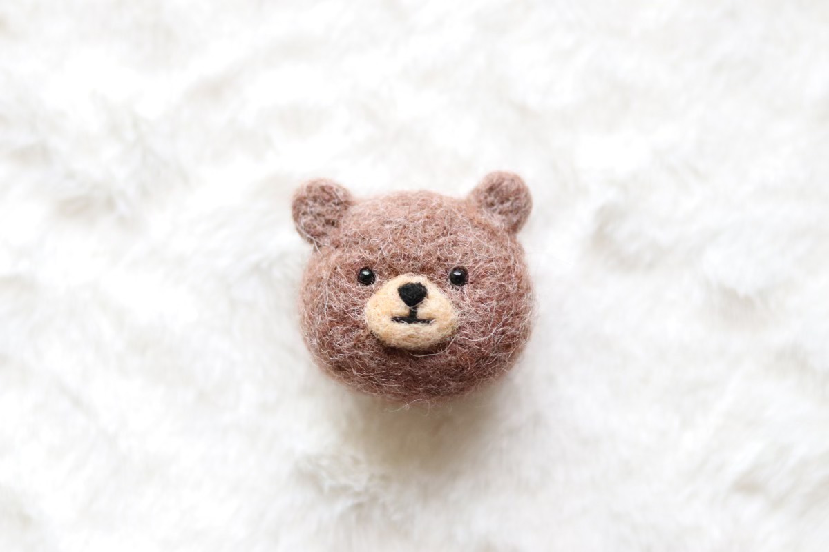 試作品価格】 羊毛フェルト くまちゃんブローチ グレー 突き破り