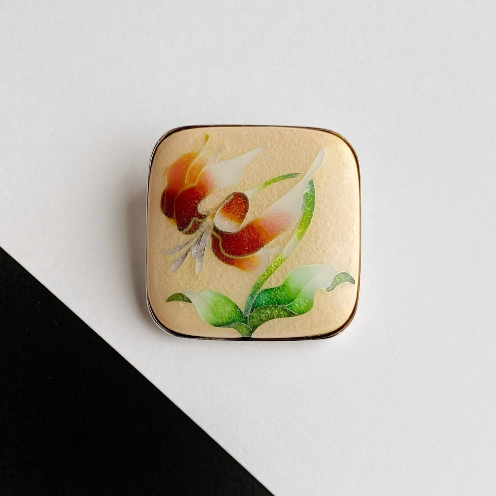 カタクリ 薄紅色 七宝焼ブローチ 純銀張有線七宝