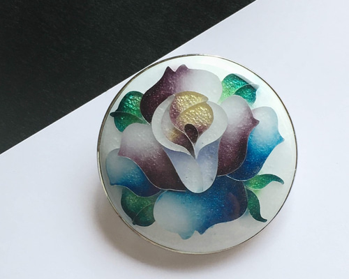 薔薇 七宝焼のブローチ 純銀張有線七宝 ブローチ 太田七宝 通販