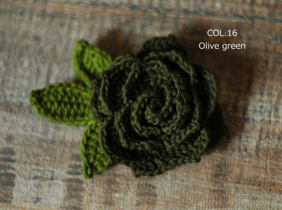 ほっこりカギ針編み　/　バラのブローチ　/　オリーヴグリーン 1枚目の画像