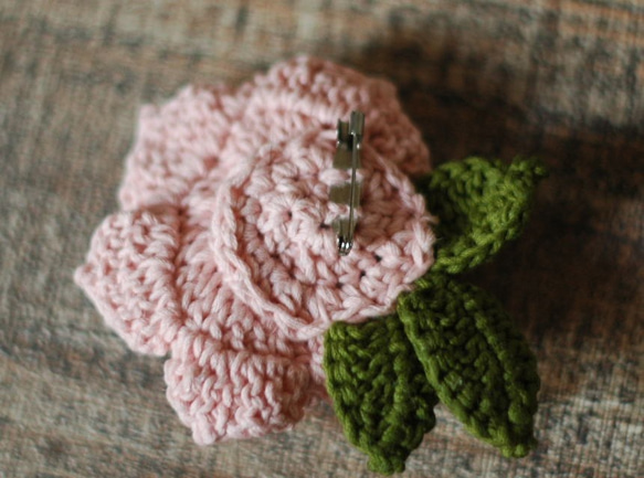 ほっこりカギ針編み　/　バラのブローチ　/　ピンク系 3枚目の画像