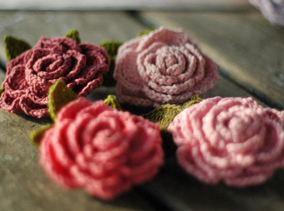 ほっこりカギ針編み　/　バラのブローチ　/　ピンク系 4枚目の画像