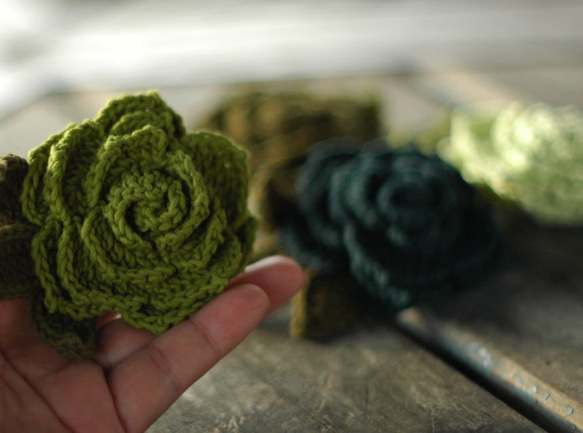 ほっこりカギ針編み　/　バラのブローチ　/　グリーン系 1枚目の画像