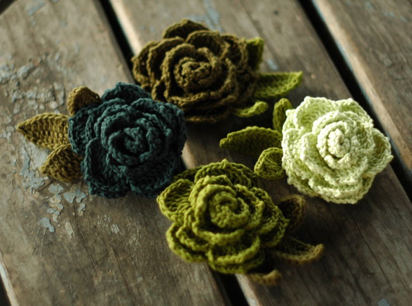 ほっこりカギ針編み　/　バラのブローチ　/　グリーン系 3枚目の画像