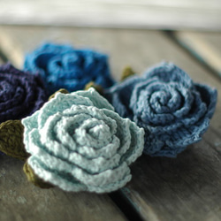 ほっこりカギ針編み　/　バラのブローチ　/　ブルー系 3枚目の画像