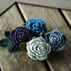 ほっこりカギ針編み　/　バラのブローチ　/　ブルー系 4枚目の画像
