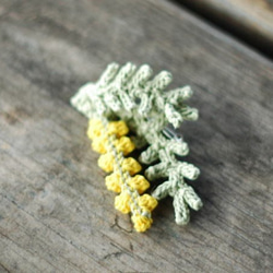 ほっこりカギ針編み　/　ミモザアカシアのブローチ 2枚目の画像