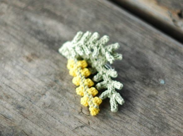 ほっこりカギ針編み　/　ミモザアカシアのブローチ 2枚目の画像
