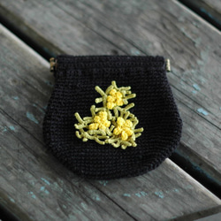 ほっこりカギ針編み　/　ミモザアカシアのバネ口ポーチ 1枚目の画像