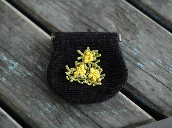 ほっこりカギ針編み　/　ミモザアカシアのバネ口ポーチ 1枚目の画像