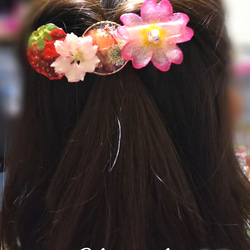 送料無料 春の魅力がいっぱい✨ドライフラワーと苺のヘアクリップ 3枚目の画像