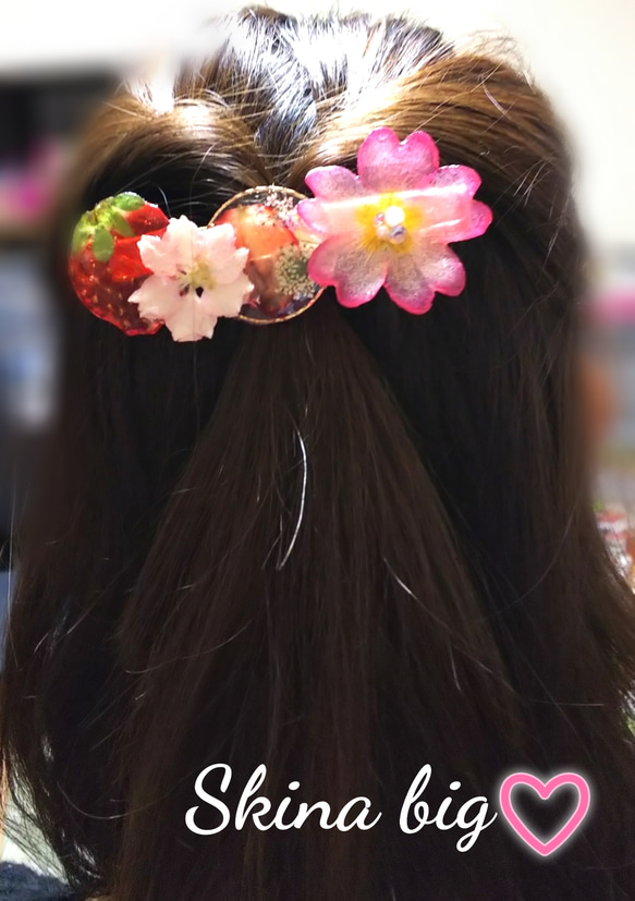 送料無料 春の魅力がいっぱい✨ドライフラワーと苺のヘアクリップ 3枚目の画像