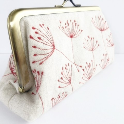 刺繍がま口ポーチバッグ　青色のローズ　ハンドメイド 刺繍がま口ポーチバッグ 青色のローズ ハンドメイド