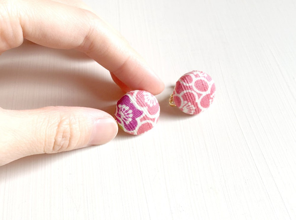 まるいイヤリング「さくら」くるみボタンのアクセサリー 丸 桜 春 和風 レトロ かわいい 5枚目の画像