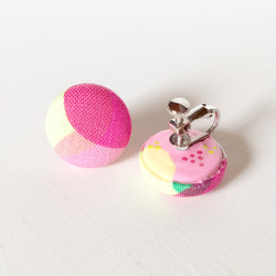 まるいイヤリング もも | ころんと可愛いくるみボタンの耳飾り 桃 ピンク 丸 1枚目の画像