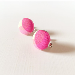 まるいイヤリング もも | ころんと可愛いくるみボタンの耳飾り 桃 ピンク 丸 2枚目の画像