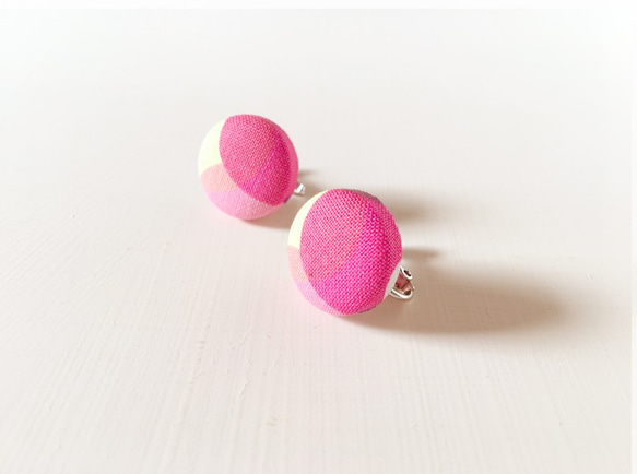 まるいイヤリング もも | ころんと可愛いくるみボタンの耳飾り 桃 ピンク 丸 2枚目の画像