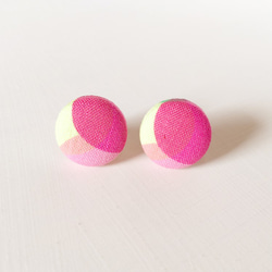 まるいイヤリング もも | ころんと可愛いくるみボタンの耳飾り 桃 ピンク 丸 3枚目の画像