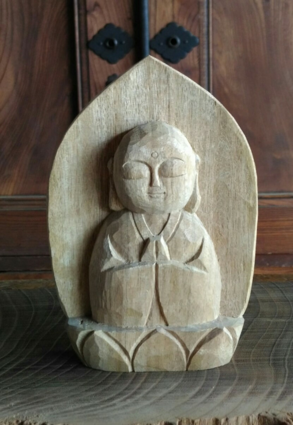 檜素材のお地蔵様です。一体一体彫刻刀にて手作りにて作成しています。 檜素材のお地蔵様です。一体一体彫刻刀にて手作りにて作成してい