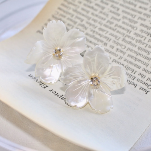 ホワイトシェルフラワーピアス 大ぶり ウェディング ピアス（フック  