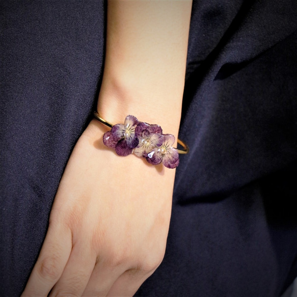 ドライフラワージュエリー|日本樹脂|日本金メッキブレスレット_紫花パンジー 2枚目の画像