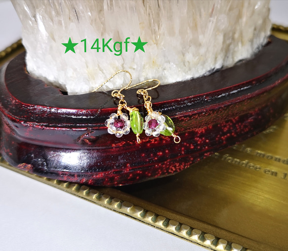 【14Kgf】天然石ガーネット&ペリドット&水晶のとてもとても小さなお花ピアス 1枚目の画像