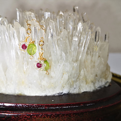 【14Kgf】天然石ガーネット&ペリドット&水晶のとてもとても小さなお花ピアス 3枚目の画像