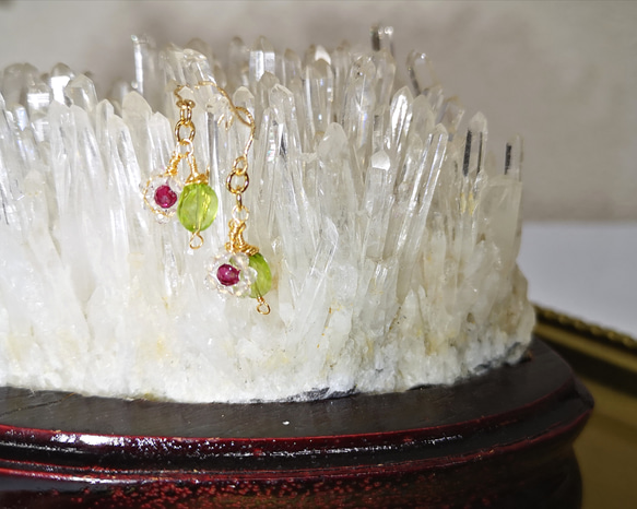 【14Kgf】天然石ガーネット&ペリドット&水晶のとてもとても小さなお花ピアス 3枚目の画像