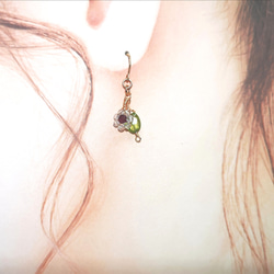 【14Kgf】天然石ガーネット&ペリドット&水晶のとてもとても小さなお花ピアス 4枚目の画像
