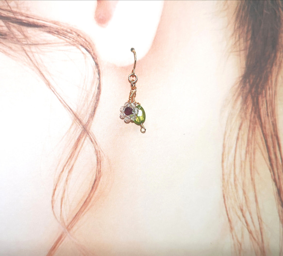 【14Kgf】天然石ガーネット&ペリドット&水晶のとてもとても小さなお花ピアス 4枚目の画像
