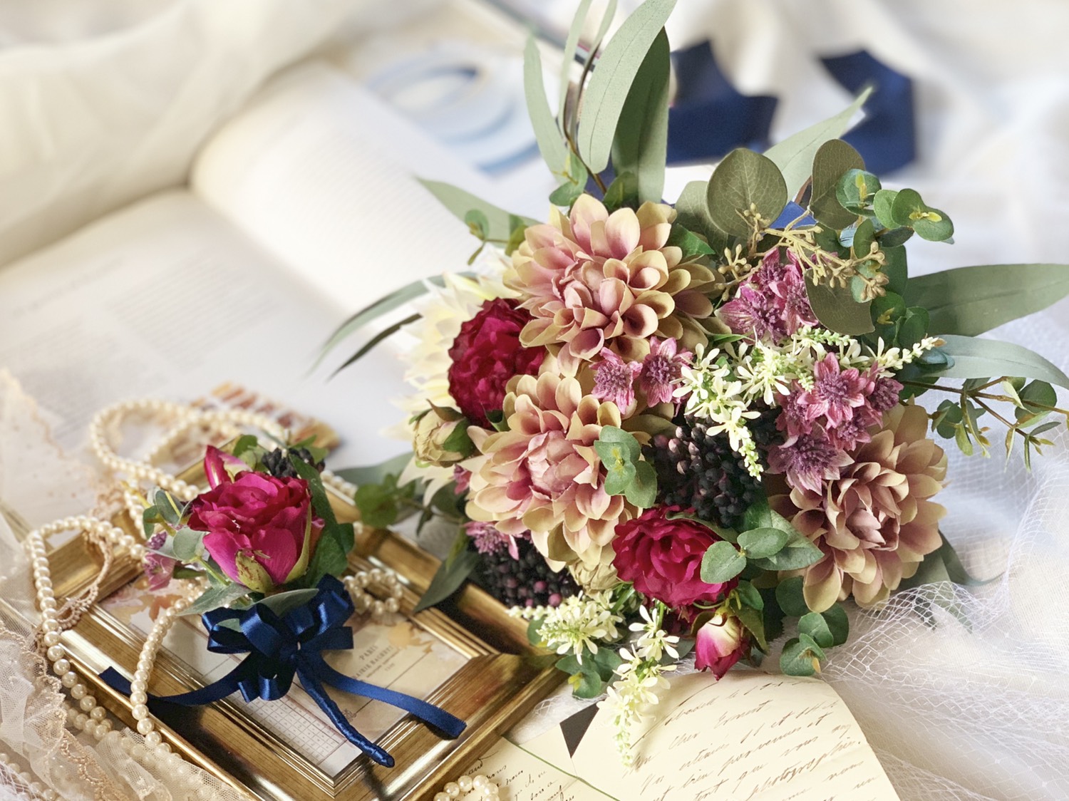 ◆ブートニア付き◆ダリアとバラのクラッチブーケ