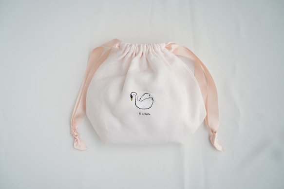 再再再販【ネームオーダー可】スワン刺繍のリネン巾着　シュガーピンク　 1枚目の画像