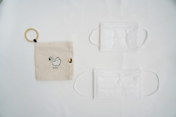 【再販40以上】洗える&ネーム刺繍　スワン刺繍のマスクケース 4枚目の画像