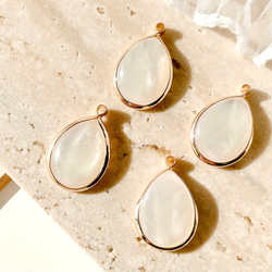 雫プレート　くり抜き　詳細画像2枚目　チャームあり¥180 無し¥160 アクセサリーパーツ アクリルドロップフープチャーム 2個 メタル