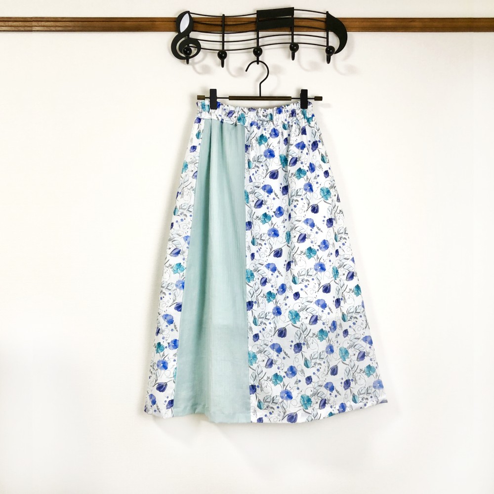 線踊るドローイングフラワースカート（ブルー） 4,100円