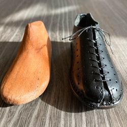 約9cmのミニチュア･レザーシューズ 〜木型からフルハンドメイドで制作〜 【受注制作品】 1枚目の画像