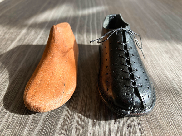 約9cmのミニチュア･レザーシューズ 〜木型からフルハンドメイドで制作〜 【受注制作品】 1枚目の画像
