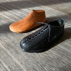 約9cmのミニチュア･レザーシューズ 〜木型からフルハンドメイドで制作〜 【受注制作品】 2枚目の画像